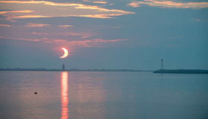 O eclipse anular do sol está previsto para este sábado (14) e poderá ser visto do Brasil. Na ocasião, a lua vai cobrir a maior parte do disco solar, deixando apenas um anel brilhante na borda.